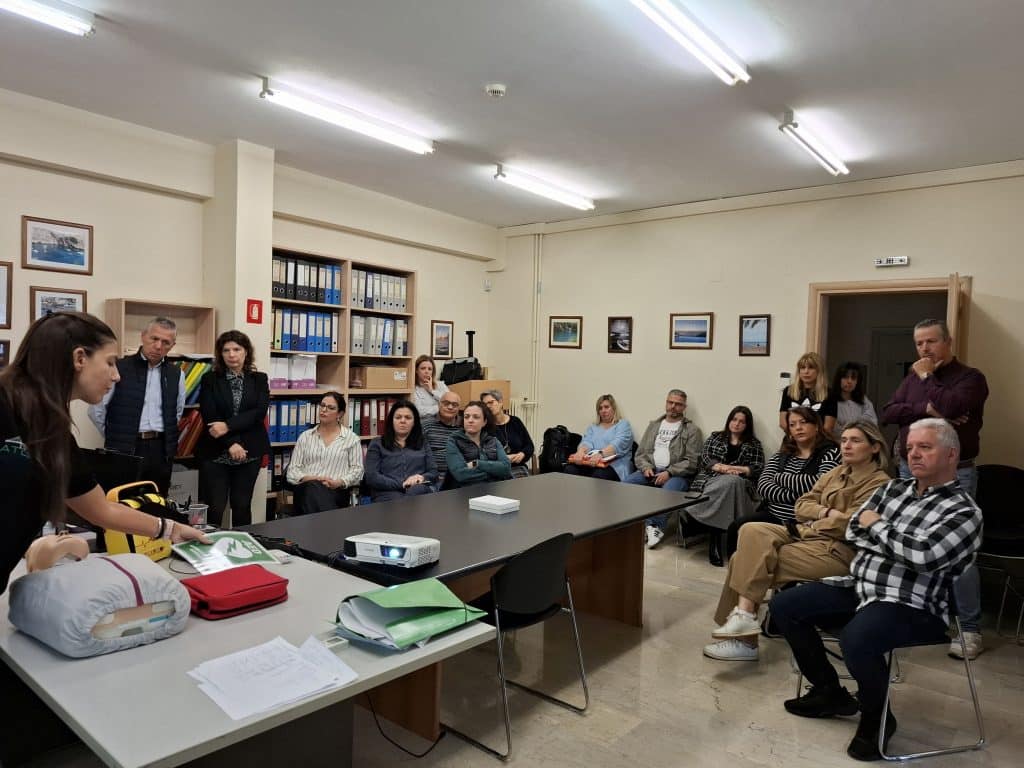 Τοποθέτηση απινιδωτή στη Διεύθυνση Πρωτοβάθμιας Εκπαίδευσης Αχαΐας- Εκπαίδευση προσωπικού στη χρήση του: Μια πράξη πρόληψης και ευθύνης Τοποθέτηση απινιδωτή στη Διεύθυνση Πρωτοβάθμιας Εκπαίδευσης Αχαΐας- Εκπαίδευση προσωπικού στη χρήση του: Μια πράξη πρόληψης και ευθύνης