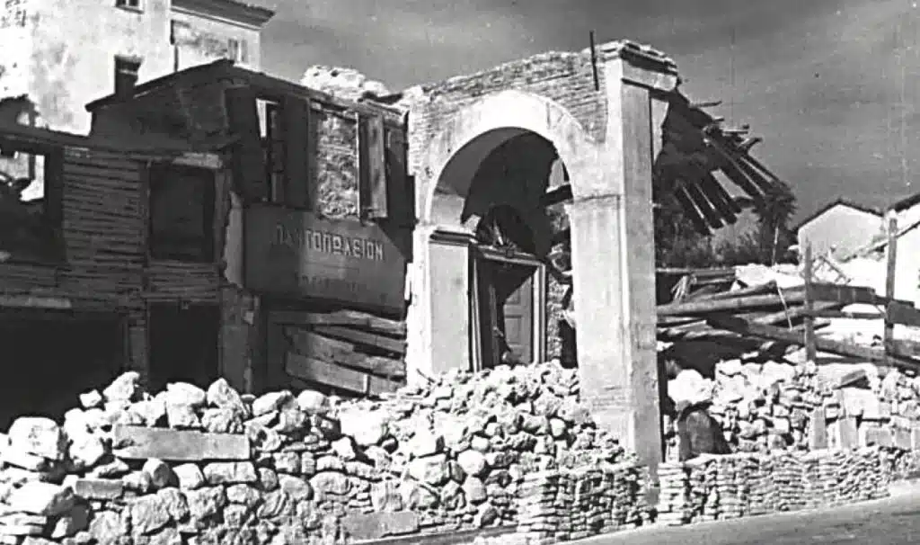 Ο ΒΟΜΒΑΡΔΙΣΜΟΣ ΤΗΣ ΠΑΤΡΑΣ 28.10.1940! Σκότωσαν 193 άτομα… 25 παιδιά ανάμεσά τους! Η βόμβα που έκαψε λεωφορείο Γούναρη και Κανακάρη - φωτό Ο ΒΟΜΒΑΡΔΙΣΜΟΣ ΤΗΣ ΠΑΤΡΑΣ 28.10.1940! Σκότωσαν 193 άτομα… 25 παιδιά ανάμεσά τους! Η βόμβα που έκαψε λεωφορείο Γούναρη και Κανακάρη - φωτό
