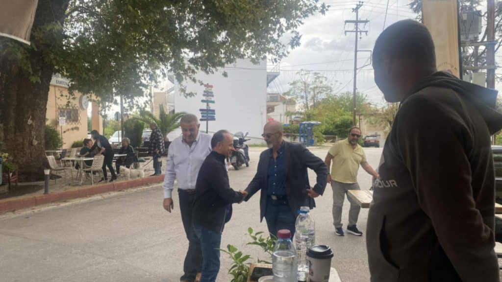 Χαράλαμπος Μπονάνος: Παρέδωσε απινιδωτή στον Ελαιώνα - φωτό