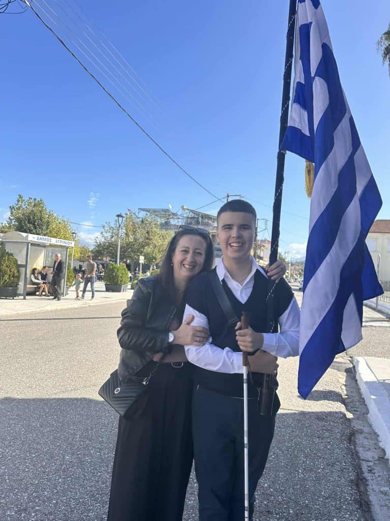 Δυτική Ελλάδα: Ο τυφλός αριστούχος μαθητής - σημαιοφόρος στην παρέλαση - φωτό και βίντεο Δυτική Ελλάδα: Ο τυφλός αριστούχος μαθητής - σημαιοφόρος στην παρέλαση - φωτό και βίντεο