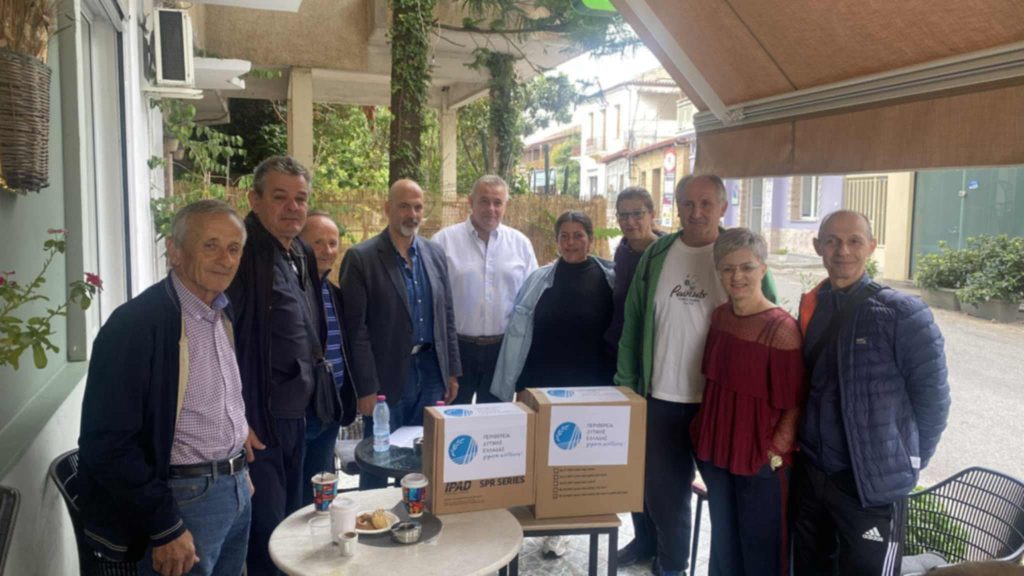 Χαράλαμπος Μπονάνος: Παρέδωσε απινιδωτή στον Ελαιώνα - φωτό
