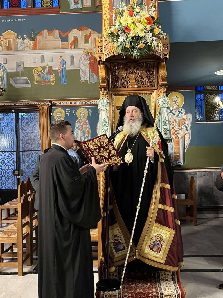 Με εκκλησιαστική λαµπρότητα και επισηµότητα έγινε προχθές η υποδοχή των ιερών λειψάνων των Αγίων Θεοδώρων στα Δεμένικα - φωτό