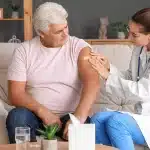 Το πασίγνωστο εμβόλιο που γίνεται στους 60χρονους και προστατεύει από καρδιακά νοσήματα και άνοια