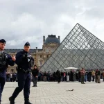 Κλοπή στο Λούβρο: Σφίγγα οι δύο συλληφθέντες, δεν έχουν πει λέξη – Στο σκοτάδι οι έρευνες για τα 8 κοσμήματα