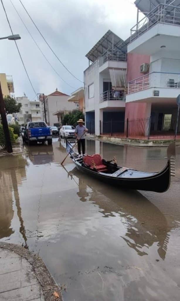 Δείτε φωτό: Βγήκαν με γόνδολες στο Μεσολόγγι