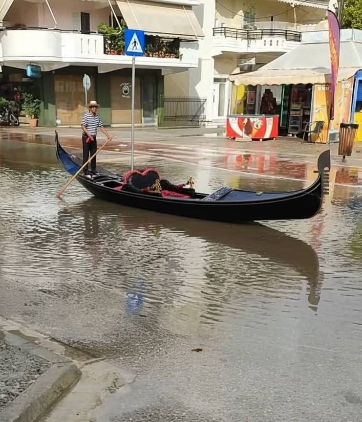 Δείτε φωτό: Βγήκαν με γόνδολες στο Μεσολόγγι