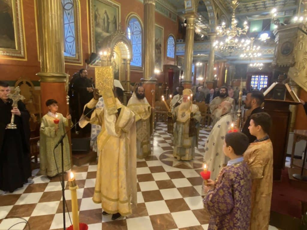 Αρχιερατική Θεία Λειτουργία στον Ενοριακό Ιερό Ναό του Αγίου Νικολάου Πατρών υπό τον Μητροπολίτη Κινσάσας - φωτο