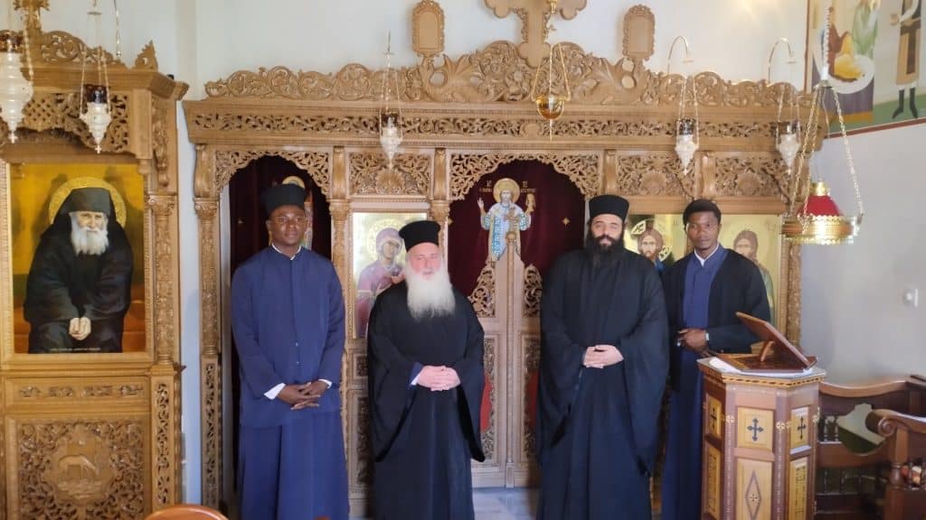 Αρχιερατική Θεία Λειτουργία στον Ενοριακό Ιερό Ναό του Αγίου Νικολάου Πατρών υπό τον Μητροπολίτη Κινσάσας - φωτο