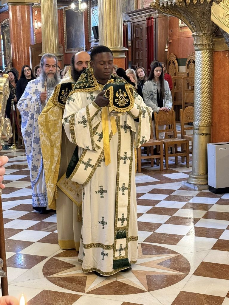 Αρχιερατική Θεία Λειτουργία στον Ενοριακό Ιερό Ναό του Αγίου Νικολάου Πατρών υπό τον Μητροπολίτη Κινσάσας - φωτο