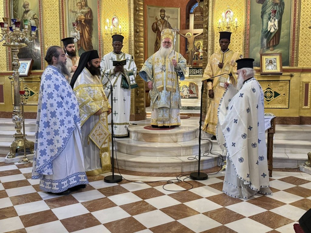 Αρχιερατική Θεία Λειτουργία στον Ενοριακό Ιερό Ναό του Αγίου Νικολάου Πατρών υπό τον Μητροπολίτη Κινσάσας - φωτο