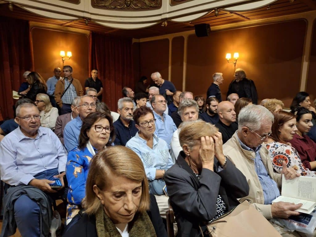 Πάτρα: Κατάμεση η "Φιλαρμονική" για το βιβλίο του Κώστα Λογαρά - φωτό Πάτρα: Κατάμεση η "Φιλαρμονική" για το βιβλίο του Κώστα Λογαρά - φωτό