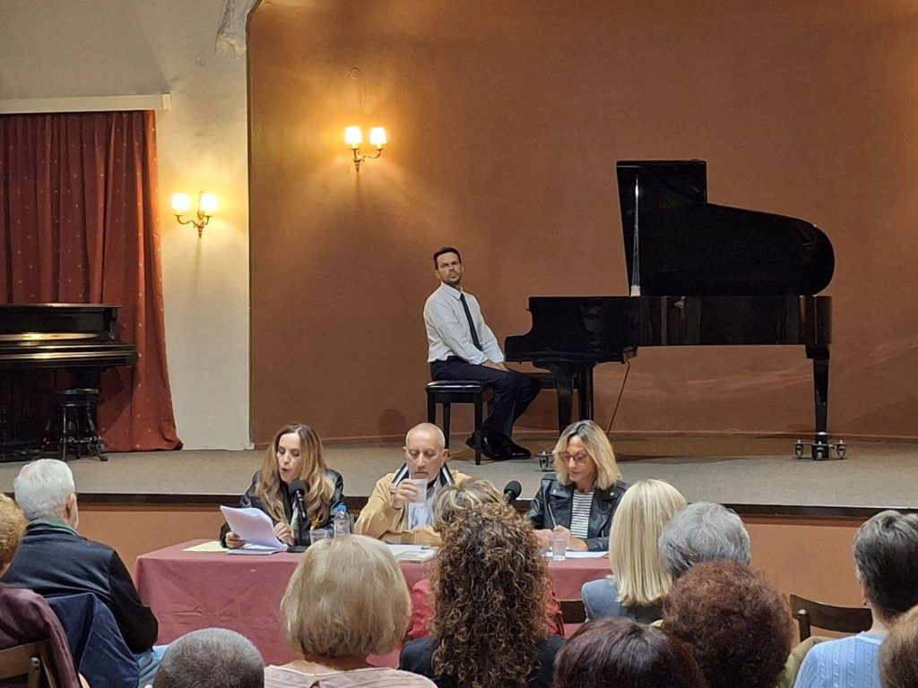 Πάτρα: Κατάμεση η "Φιλαρμονική" για το βιβλίο του Κώστα Λογαρά - φωτό Πάτρα: Κατάμεση η "Φιλαρμονική" για το βιβλίο του Κώστα Λογαρά - φωτό