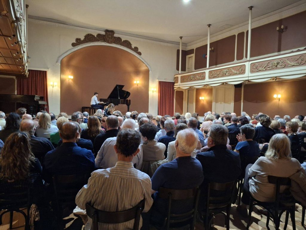 Πάτρα: Κατάμεση η "Φιλαρμονική" για το βιβλίο του Κώστα Λογαρά - φωτό Πάτρα: Κατάμεση η "Φιλαρμονική" για το βιβλίο του Κώστα Λογαρά - φωτό