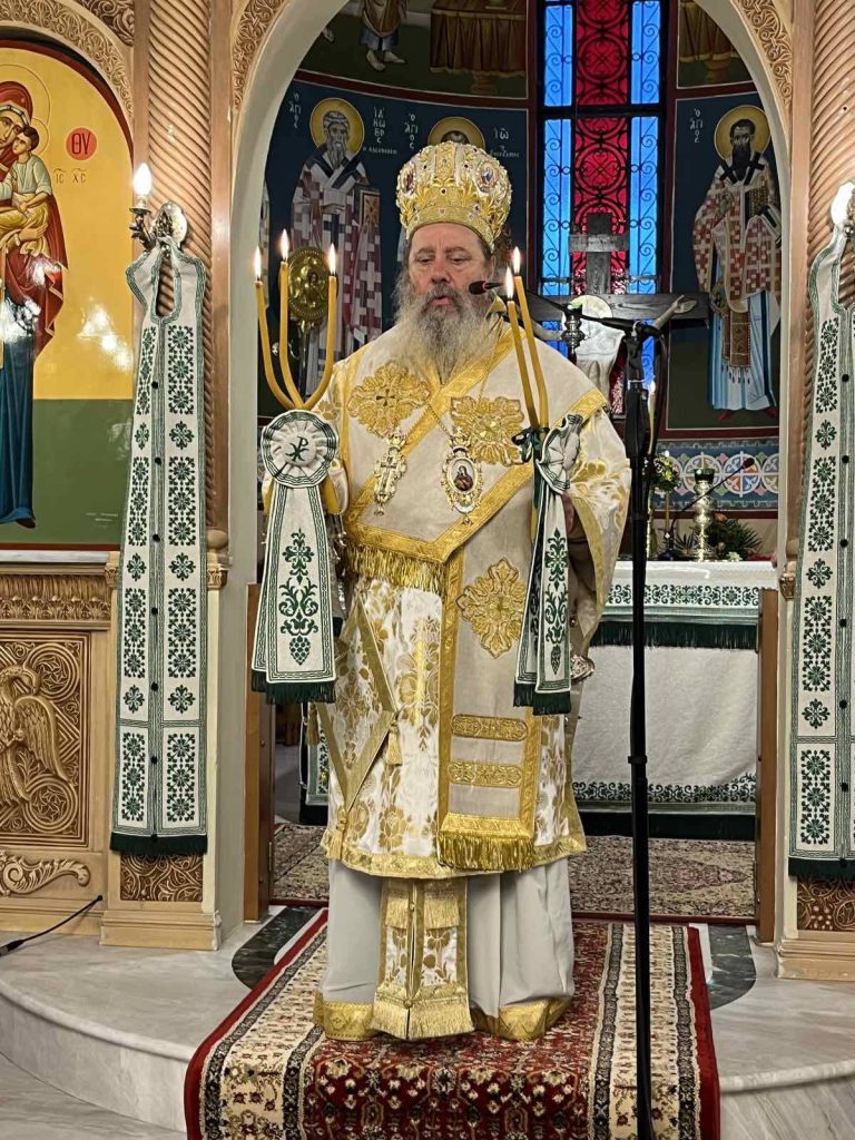 Με εκκλησιαστική λαµπρότητα και επισηµότητα έγινε προχθές η υποδοχή των ιερών λειψάνων των Αγίων Θεοδώρων στα Δεμένικα - φωτό