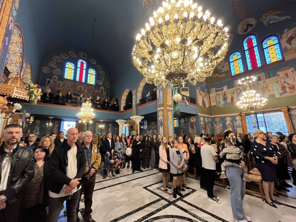 Με εκκλησιαστική λαµπρότητα και επισηµότητα έγινε προχθές η υποδοχή των ιερών λειψάνων των Αγίων Θεοδώρων στα Δεμένικα - φωτό
