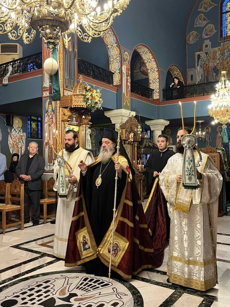 Με εκκλησιαστική λαµπρότητα και επισηµότητα έγινε προχθές η υποδοχή των ιερών λειψάνων των Αγίων Θεοδώρων στα Δεμένικα - φωτό