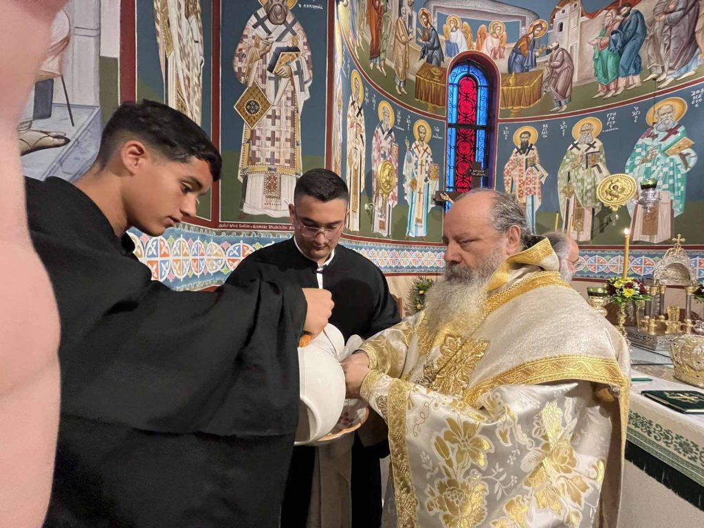 Με εκκλησιαστική λαµπρότητα και επισηµότητα έγινε προχθές η υποδοχή των ιερών λειψάνων των Αγίων Θεοδώρων στα Δεμένικα - φωτό
