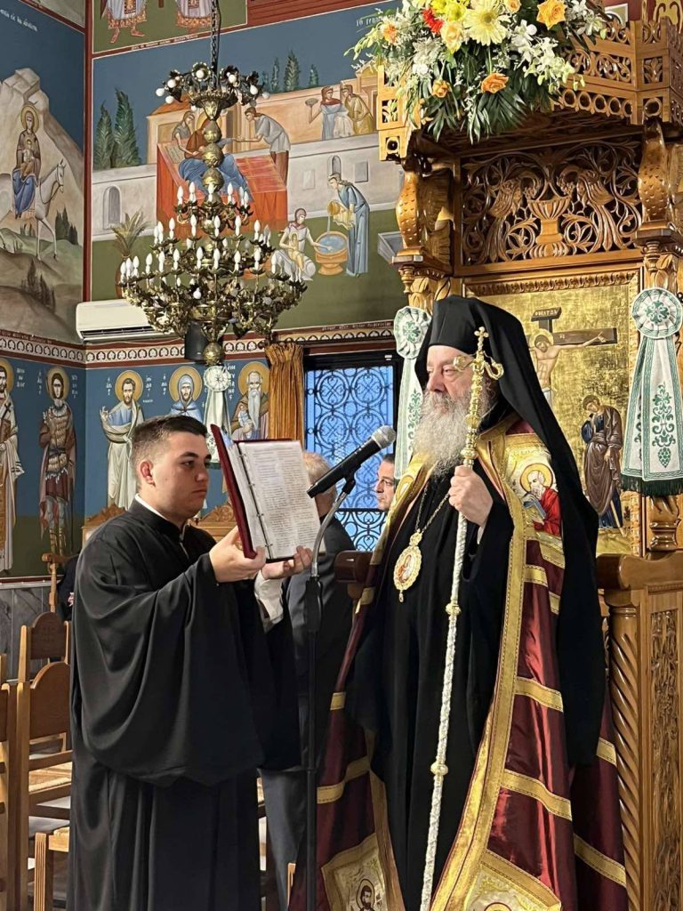Με εκκλησιαστική λαµπρότητα και επισηµότητα έγινε προχθές η υποδοχή των ιερών λειψάνων των Αγίων Θεοδώρων στα Δεμένικα - φωτό