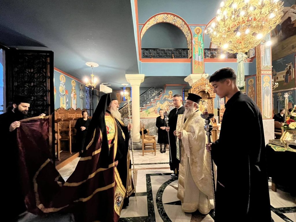 Με εκκλησιαστική λαµπρότητα και επισηµότητα έγινε προχθές η υποδοχή των ιερών λειψάνων των Αγίων Θεοδώρων στα Δεμένικα - φωτό