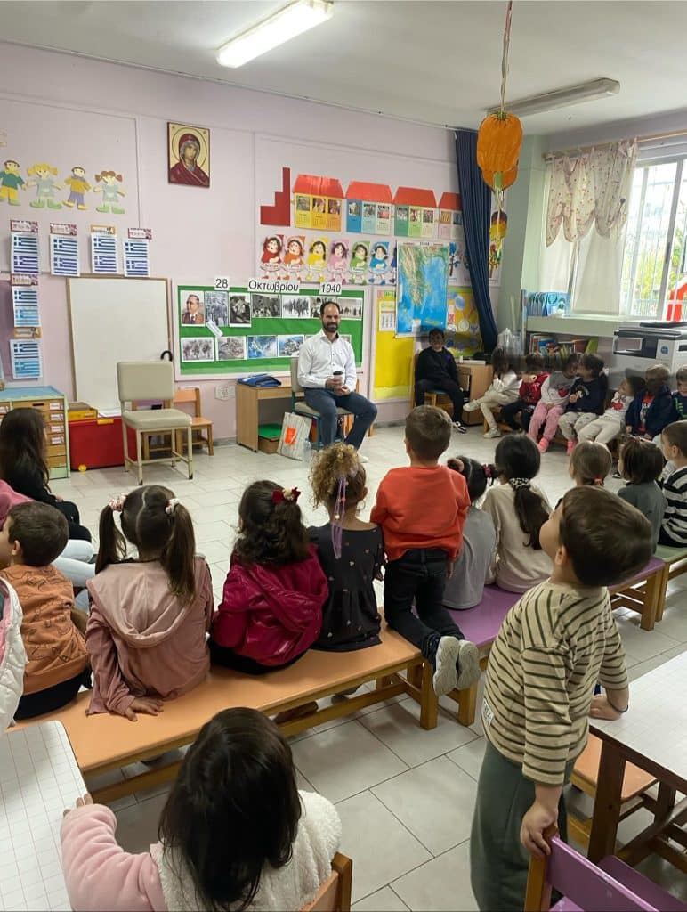 Ο Βαγγέλης Αυγουλάς - ιδρυτής της ΑΜΚΕ "Με Άλλα Μάτια"- μιλάει στα παιδιά για μια προσβάσιμη και συμπεριληπτική κοινωνία Ο Βαγγέλης Αυγουλάς - ιδρυτής της ΑΜΚΕ "Με Άλλα Μάτια"- μιλάει στα παιδιά για μια προσβάσιμη και συμπεριληπτική κοινωνία