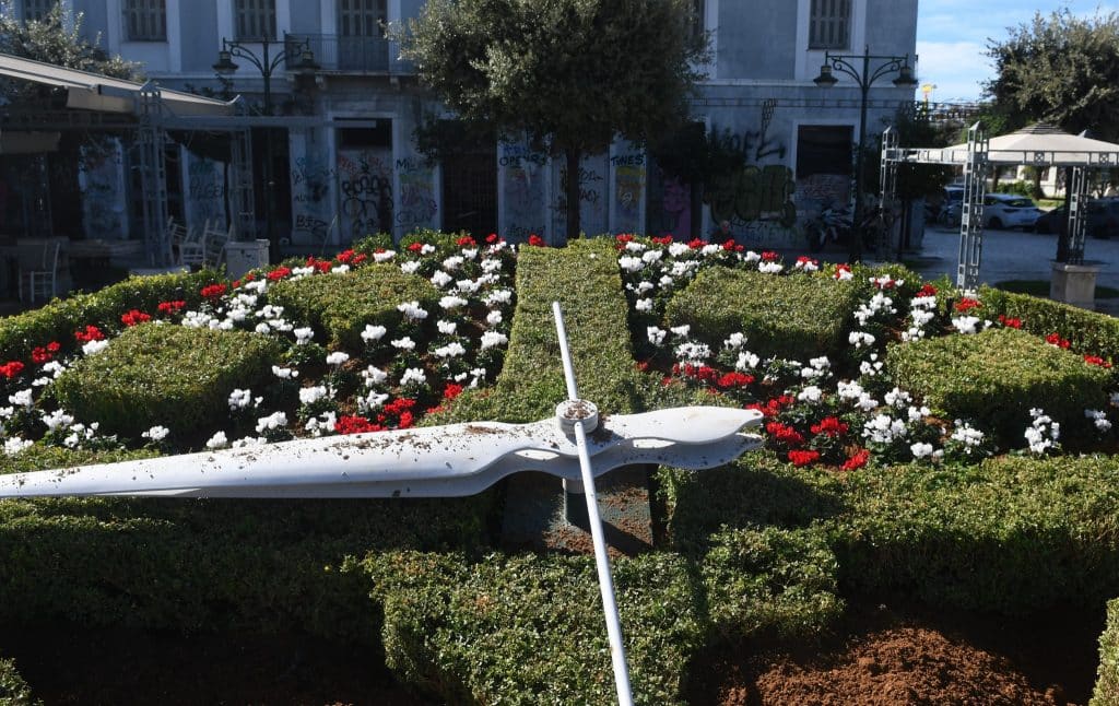 Πάτρα: Οι "κομάντος" του Πετρόπουλου... άνθισαν το ρολόι στην Τριών Συμμάχων - φωτό Πάτρα: Οι "κομάντος" του Πετρόπουλου... άνθισαν το ρολόι στην Τριών Συμμάχων - φωτό