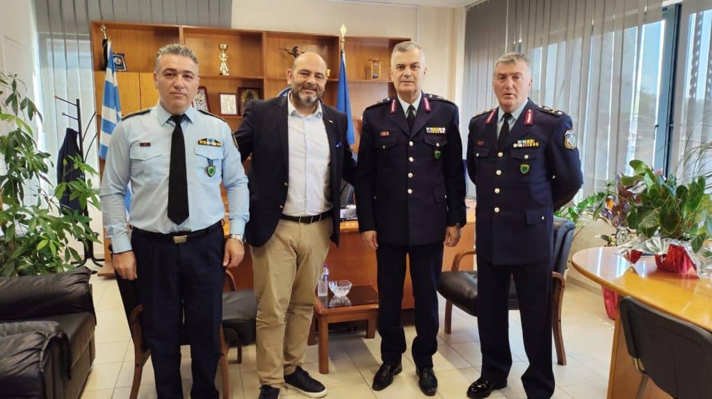 Ο Ιάσων Φωτήλας στο Αστυνομικό Μέγαρο Πάτρας Ο Ιάσων Φωτήλας στο Αστυνομικό Μέγαρο Πάτρας