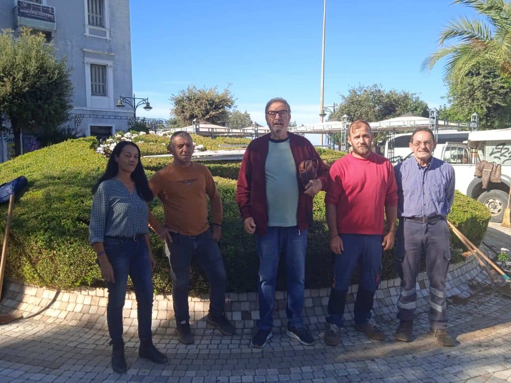 Πάτρα: Οι "κομάντος" του Πετρόπουλου... άνθισαν το ρολόι στην Τριών Συμμάχων - φωτό Πάτρα: Οι "κομάντος" του Πετρόπουλου... άνθισαν το ρολόι στην Τριών Συμμάχων - φωτό