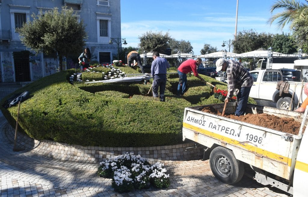 Πάτρα: Οι "κομάντος" του Πετρόπουλου... άνθισαν το ρολόι στην Τριών Συμμάχων - φωτό Πάτρα: Οι "κομάντος" του Πετρόπουλου... άνθισαν το ρολόι στην Τριών Συμμάχων - φωτό