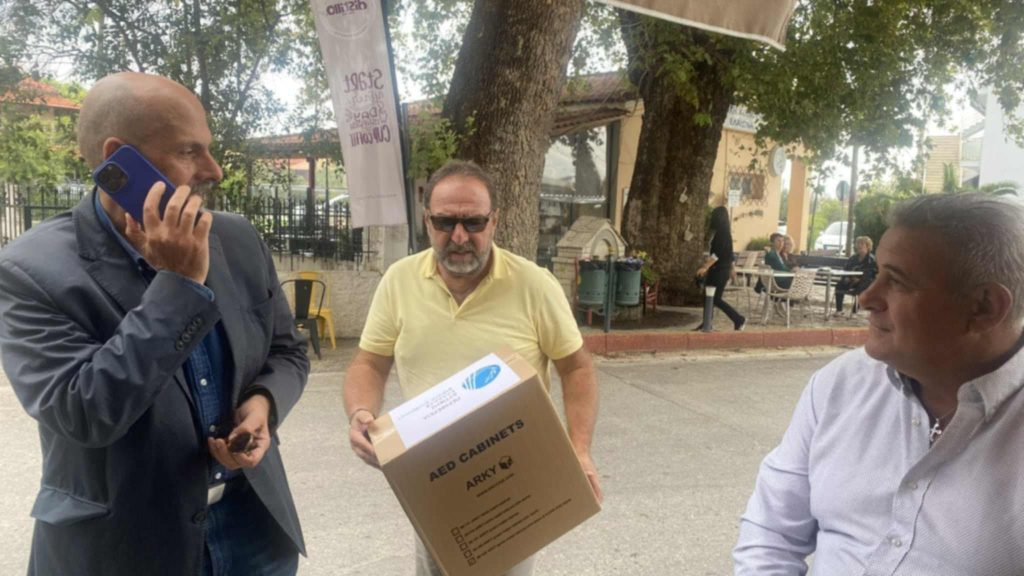 Χαράλαμπος Μπονάνος: Παρέδωσε απινιδωτή στον Ελαιώνα - φωτό