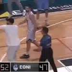 Το απίστευτο βίντεο στο γήπεδο του Απόλλωνα: Οπαδός εισέβαλε στο παρκέ και έσπρωξε παίκτη - Δείτε βίντεο