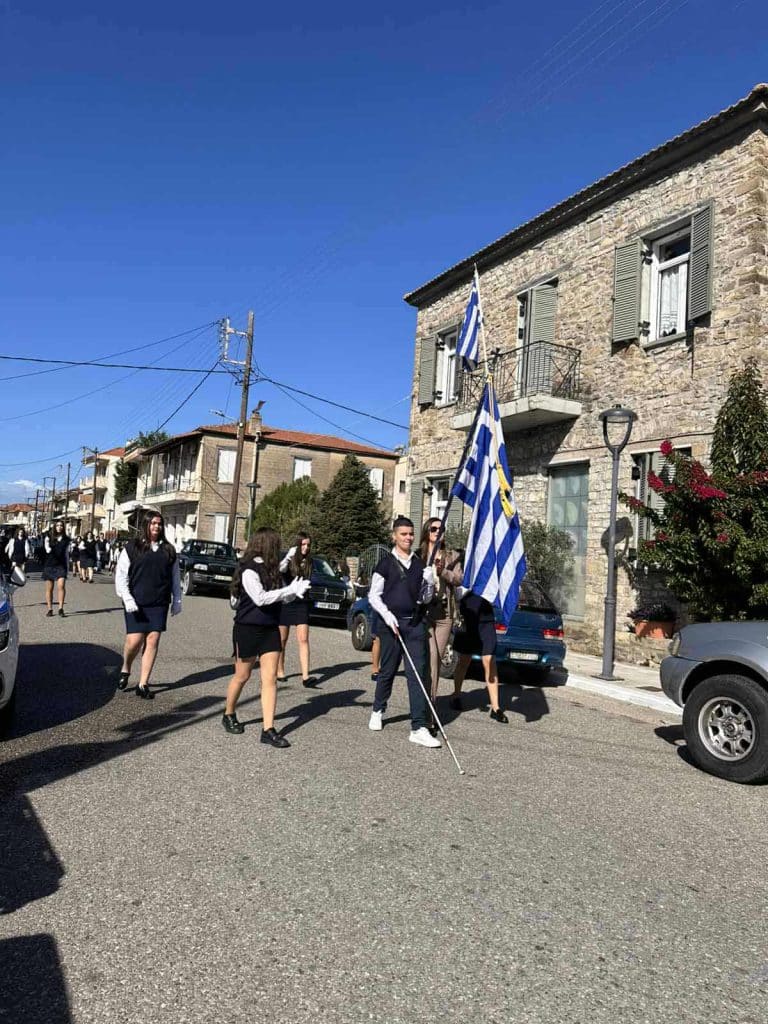 Δυτική Ελλάδα: Ο τυφλός αριστούχος μαθητής - σημαιοφόρος στην παρέλαση - φωτό και βίντεο Δυτική Ελλάδα: Ο τυφλός αριστούχος μαθητής - σημαιοφόρος στην παρέλαση - φωτό και βίντεο