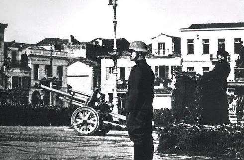 Ο ΒΟΜΒΑΡΔΙΣΜΟΣ ΤΗΣ ΠΑΤΡΑΣ 28.10.1940! Σκότωσαν 193 άτομα… 25 παιδιά ανάμεσά τους! Η βόμβα που έκαψε λεωφορείο Γούναρη και Κανακάρη - φωτό Ο ΒΟΜΒΑΡΔΙΣΜΟΣ ΤΗΣ ΠΑΤΡΑΣ 28.10.1940! Σκότωσαν 193 άτομα… 25 παιδιά ανάμεσά τους! Η βόμβα που έκαψε λεωφορείο Γούναρη και Κανακάρη - φωτό