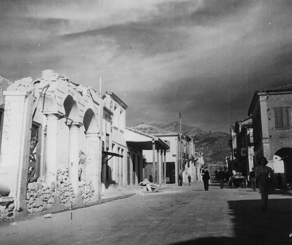 Ο ΒΟΜΒΑΡΔΙΣΜΟΣ ΤΗΣ ΠΑΤΡΑΣ 28.10.1940! Σκότωσαν 193 άτομα… 25 παιδιά ανάμεσά τους! Η βόμβα που έκαψε λεωφορείο Γούναρη και Κανακάρη - φωτό Ο ΒΟΜΒΑΡΔΙΣΜΟΣ ΤΗΣ ΠΑΤΡΑΣ 28.10.1940! Σκότωσαν 193 άτομα… 25 παιδιά ανάμεσά τους! Η βόμβα που έκαψε λεωφορείο Γούναρη και Κανακάρη - φωτό