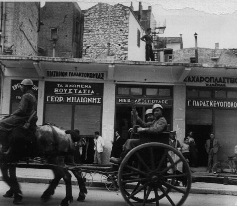Ο ΒΟΜΒΑΡΔΙΣΜΟΣ ΤΗΣ ΠΑΤΡΑΣ 28.10.1940! Σκότωσαν 193 άτομα… 25 παιδιά ανάμεσά τους! Η βόμβα που έκαψε λεωφορείο Γούναρη και Κανακάρη - φωτό Ο ΒΟΜΒΑΡΔΙΣΜΟΣ ΤΗΣ ΠΑΤΡΑΣ 28.10.1940! Σκότωσαν 193 άτομα… 25 παιδιά ανάμεσά τους! Η βόμβα που έκαψε λεωφορείο Γούναρη και Κανακάρη - φωτό