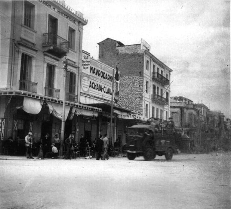 Ο ΒΟΜΒΑΡΔΙΣΜΟΣ ΤΗΣ ΠΑΤΡΑΣ 28.10.1940! Σκότωσαν 193 άτομα… 25 παιδιά ανάμεσά τους! Η βόμβα που έκαψε λεωφορείο Γούναρη και Κανακάρη - φωτό Ο ΒΟΜΒΑΡΔΙΣΜΟΣ ΤΗΣ ΠΑΤΡΑΣ 28.10.1940! Σκότωσαν 193 άτομα… 25 παιδιά ανάμεσά τους! Η βόμβα που έκαψε λεωφορείο Γούναρη και Κανακάρη - φωτό