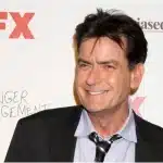 Ο Τσάρλι Σιν εξήγησε για ποιον λόγο αποκάλυψε ότι είχε ερωτικές σχέσεις με άντρες