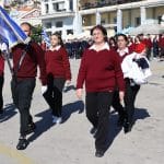 28η Οκτωβρίου: Έκλεψε τις εντυπώσεις η μαθήτρια ΕΠΑΛ που παρέλασε αγκαλιά με το παιδάκι της στο Πλωμάρι – ΦΩΤΟ