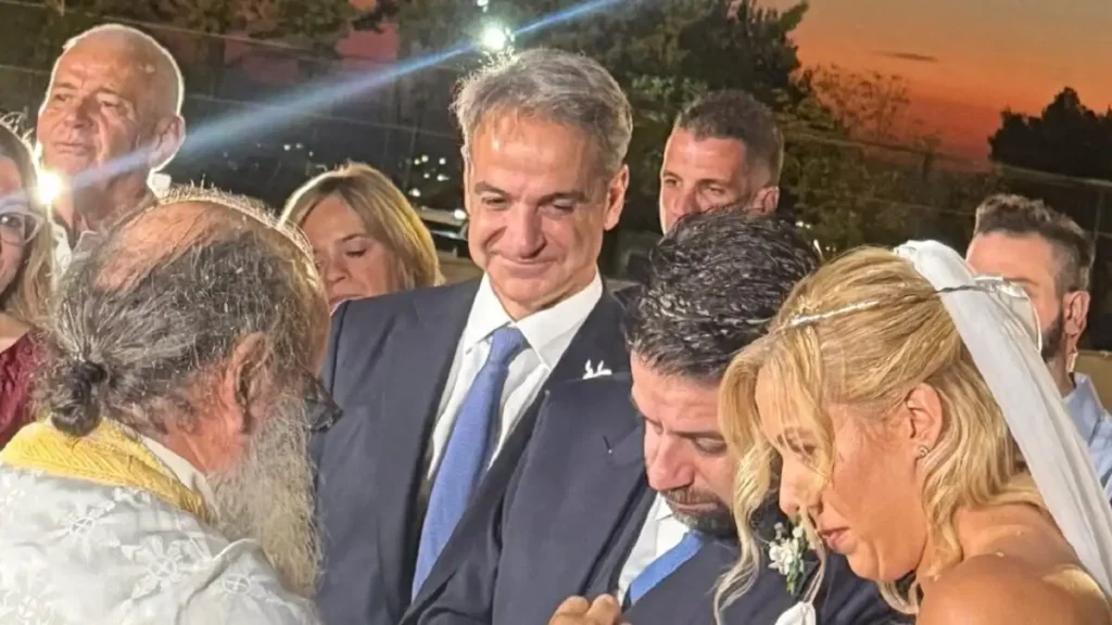 Κουμπάρος ο Κυριάκος Μητσοτάκης: Πάντρεψε τον συνεργάτη του Ελπιδοφόρο Παπανικολόπουλο με την Εβίνα Γιακουμάτου Κουμπάρος ο Κυριάκος Μητσοτάκης: Πάντρεψε τον συνεργάτη του Ελπιδοφόρο Παπανικολόπουλο με την Εβίνα Γιακουμάτου