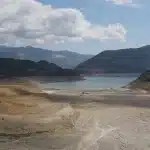 Λειψυδρία: Μειωμένη κατά 44% η έκταση της λίμνης του Μόρνου - Στα χαμηλότερα επίπεδα των τελευταίων 10 ετών οι βροχές