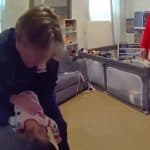 Αστυνομικοί έσωσαν βρέφος που πνιγόταν μέσα στο σπίτι του – Δείτε το συγκλονιστικό βίντεο