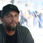 Ο Πάνος Ρούτσι καταγγέλλει πως αυτοκίνητο με φιμέ τζάμια και χωρίς πινακίδες επιχείρησε να τον πατήσει