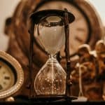 Νέα μελέτη εξηγεί γιατί νιώθουμε πως ο χρόνος περνάει πιο γρήγορα όσο μεγαλώνουμε – Πώς μια ταινία του Χίτσκοκ βοήθησε στην έρευνα