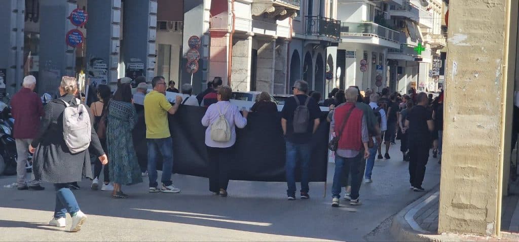 Πάτρα - Φωτό και βίντεο: Χιλιάδες στην πορεία για την απεργία!