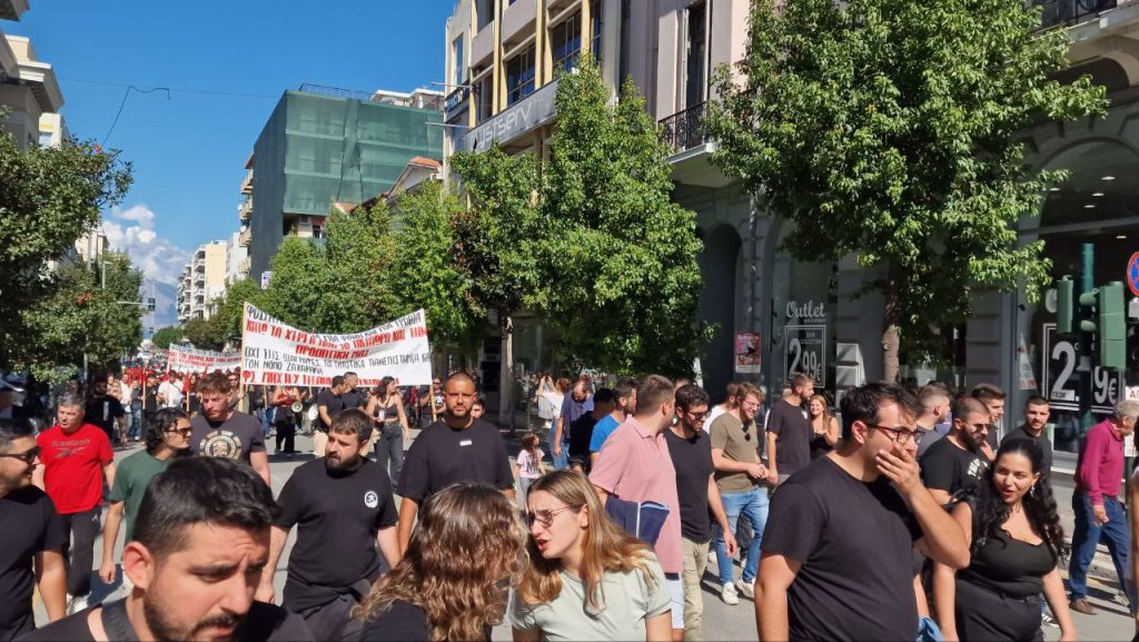 Πάτρα - Φωτό και βίντεο: Χιλιάδες στην πορεία για την απεργία!
