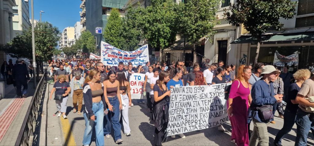 Πάτρα - Φωτό και βίντεο: Χιλιάδες στην πορεία για την απεργία!