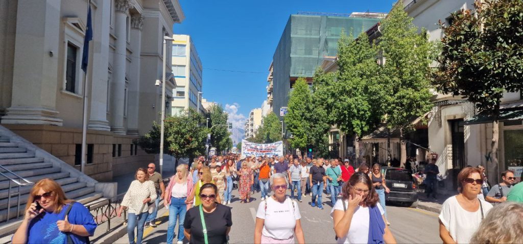 Πάτρα - Φωτό και βίντεο: Χιλιάδες στην πορεία για την απεργία!