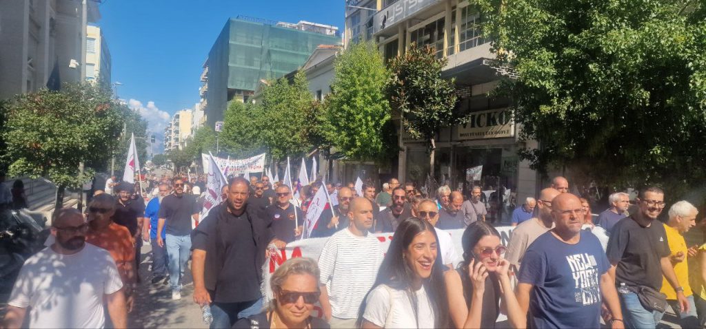 Πάτρα - Φωτό και βίντεο: Χιλιάδες στην πορεία για την απεργία!