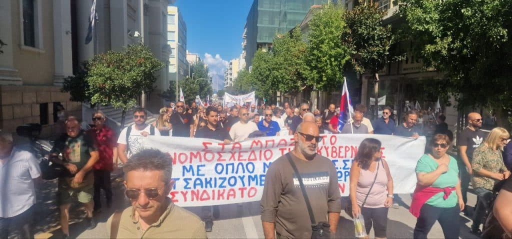 Πάτρα - Φωτό και βίντεο: Χιλιάδες στην πορεία για την απεργία!