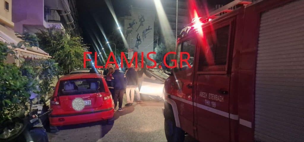 Πάτρα - ΤΩΡΑ: Ανετράπη αυτοκίνητο στην περιοχή Αγίας Σοφίας! Επεσε πάνω και σε άλλα - φωτό