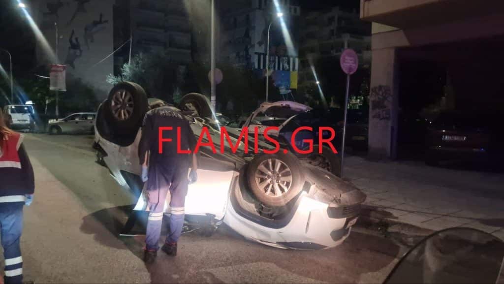 Πάτρα - ΤΩΡΑ: Ανετράπη αυτοκίνητο στην περιοχή Αγίας Σοφίας! Επεσε πάνω και σε άλλα - φωτό